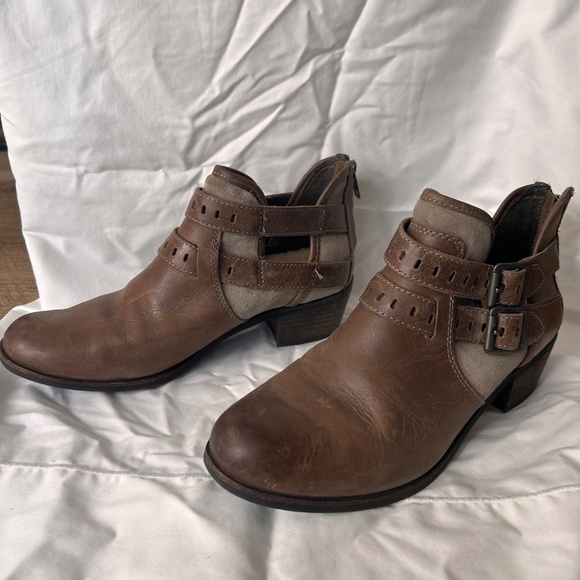 UGG Women’s Patsy Brown Leather Buckle Ankle Boot Size 8.5 - Picture 2 of 7